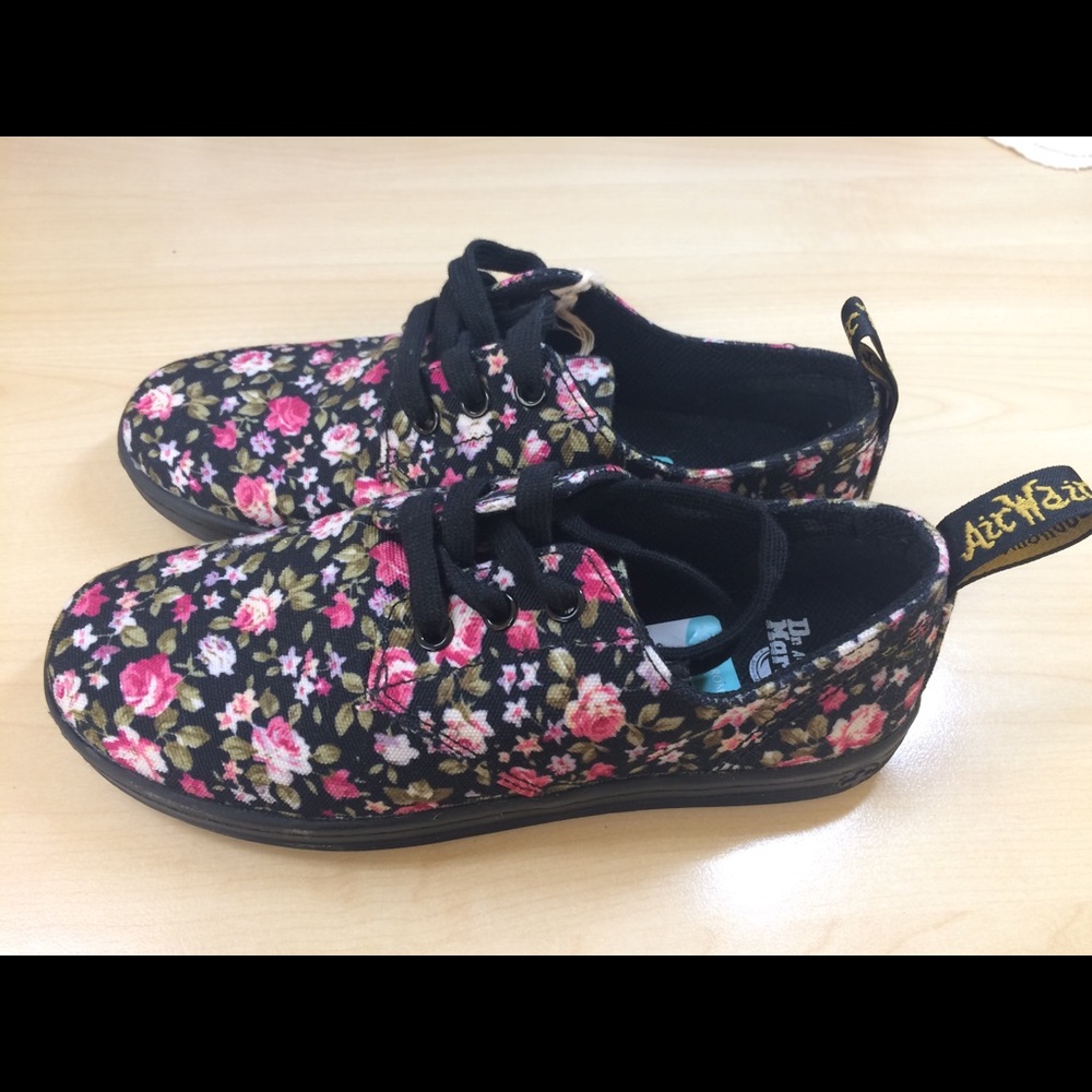 NWT Dr. Martens Aldgate Black Floral Sneakers Sz 5